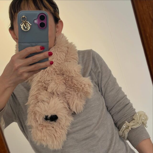 来シーズン用にとSALEでみつけた
わんちゃんマフラー。
寒の戻りでただ今活躍中。

#モフモフ